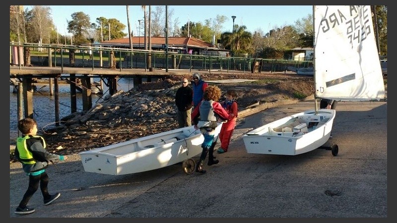 Los futuros herederos de Cecilia Carranza en un día hermoso para navegar.