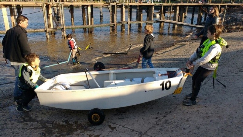 Los futuros herederos de Cecilia Carranza en un día hermoso para navegar.