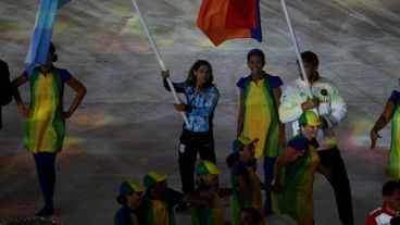 Paula Pareto, con la bandera argentina.