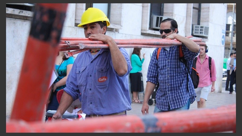 Los trabajadores se reunieron frente a Tribunales y armaron una puesta en escena. (Rosario3.com)