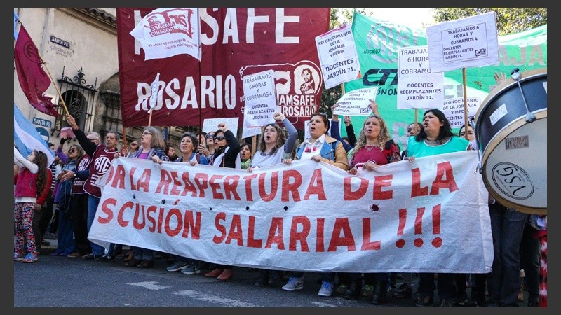 La marcha de los docentes a plaza San Martín fue muy numerosa la semana pasada. 