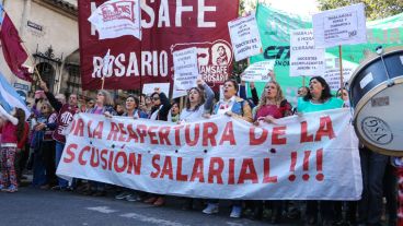 La marcha de los docentes a plaza San Martín fue muy numerosa la semana pasada.