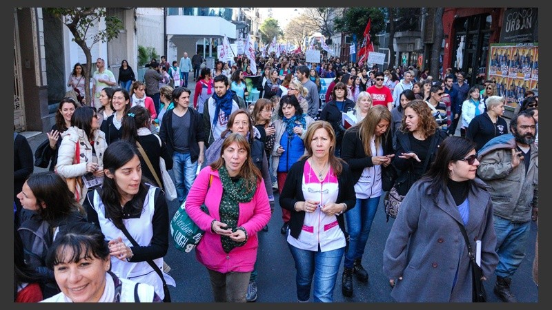 La marcha de los docentes a plaza San Martín fue muy numerosa.
