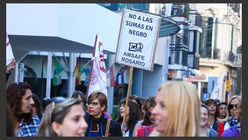 La marcha de los docentes a plaza San Martín fue muy numerosa.