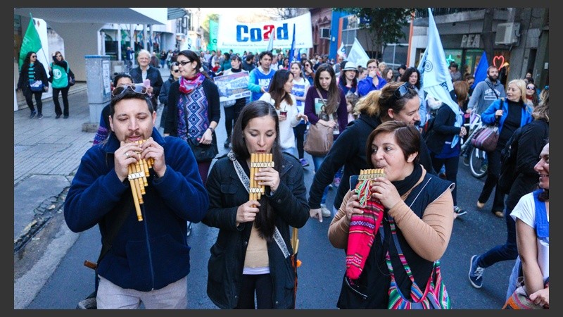 La marcha de los docentes a plaza San Martín fue muy numerosa.