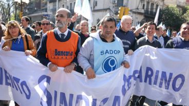 La marcha de los docentes a plaza San Martín fue muy numerosa.