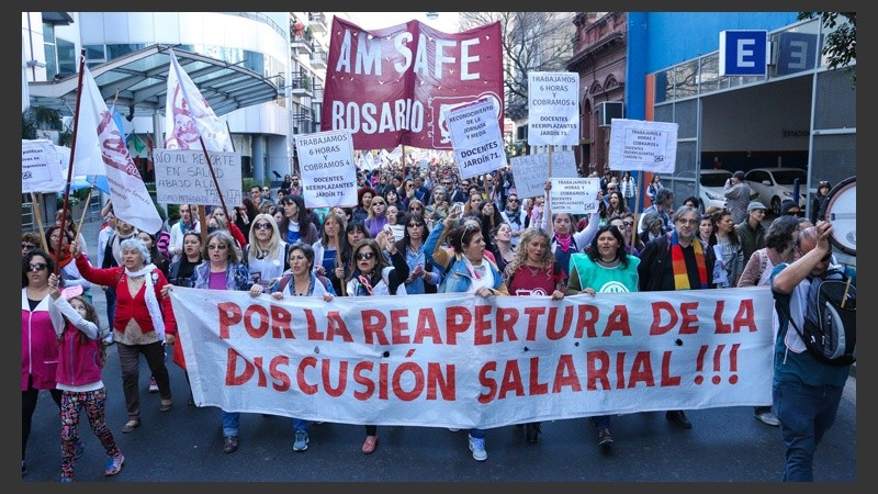 La marcha de los docentes a plaza San Martín fue muy numerosa.