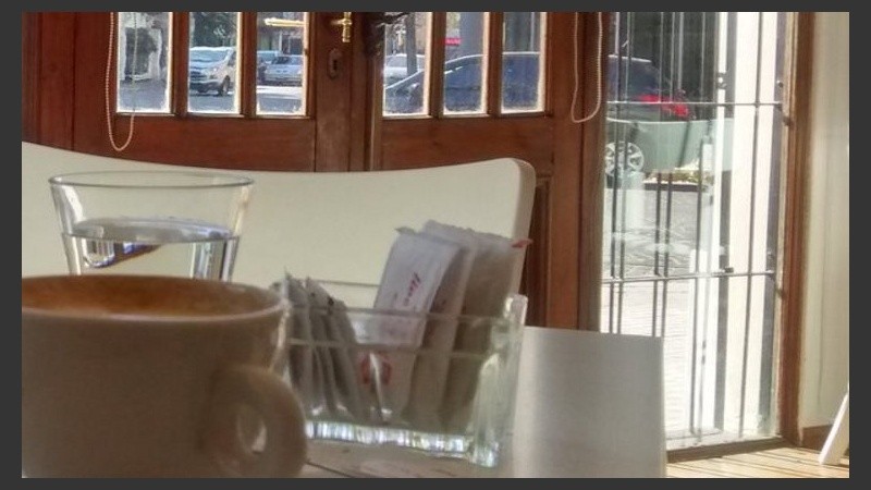 Sol a través de la ventana para el desayuno. 