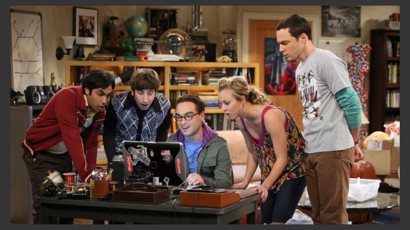 Casi una herejía: Pikachu osó sentarse en el (sagrado) lugar de Sheldon.