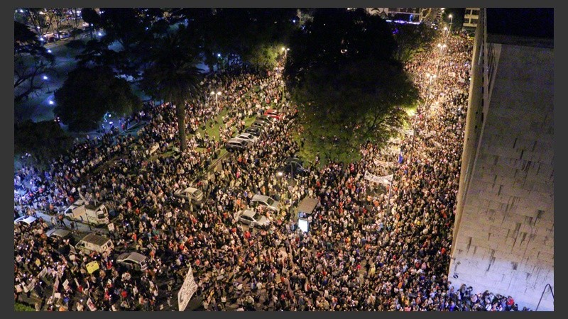Impactante imagen de la concentración en Tribunales desde las alturas. 