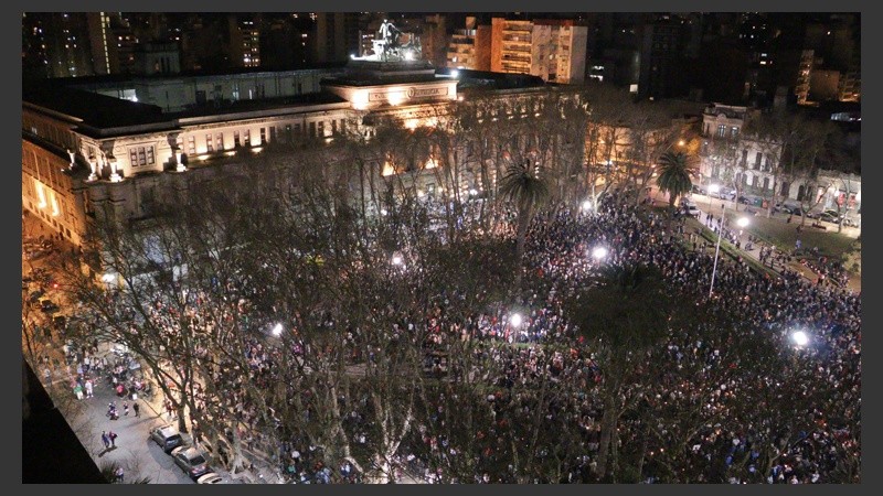 Basta. La plaza frente a la Gobernación, colmada.