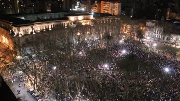 Impactante imagen de la concentración en la plaza San Martín.