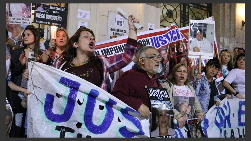 Una multitud marchó desde los Tribunales provinciales hasta Gobernación para pedir seguridad y justicia. (Alan Monzón/Rosario3.com)