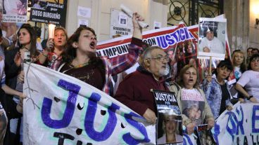Una multitud marchó desde los Tribunales provinciales hasta Gobernación para pedir seguridad y justicia. (Alan Monzón/Rosario3.com)