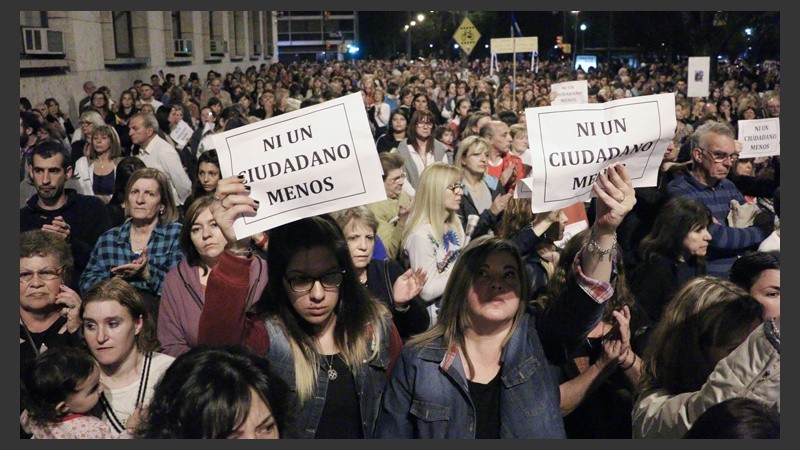 Una multitud marchó desde los Tribunales provinciales hasta Gobernación para pedir seguridad y justicia. (Alan Monzón/Rosario3.com)