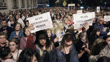 Una multitud marchó desde los Tribunales provinciales hasta Gobernación para pedir seguridad y justicia. (Alan Monzón/Rosario3.com)