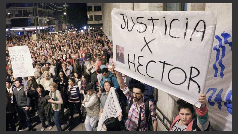 Una multitud marchó desde los Tribunales provinciales hasta Gobernación para pedir seguridad y justicia. (Alan Monzón/Rosario3.com)