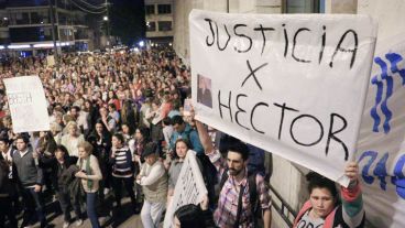 Una multitud marchó desde los Tribunales provinciales hasta Gobernación para pedir seguridad y justicia. (Alan Monzón/Rosario3.com)