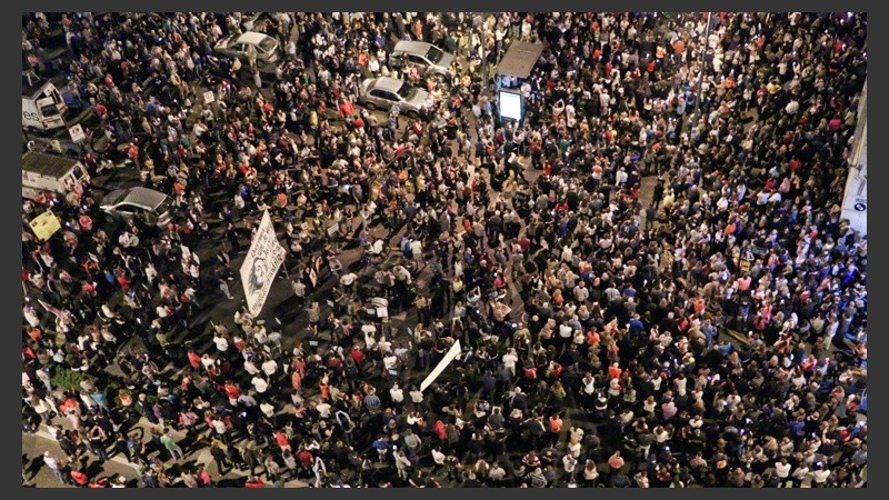 Una multitud marchó desde los Tribunales provinciales hasta Gobernación para pedir seguridad y justicia. (Alan Monzón/Rosario3.com)