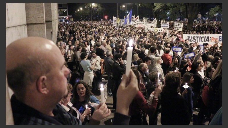 Una multitud marchó desde los Tribunales provinciales hasta Gobernación para pedir seguridad y justicia. (Alan Monzón/Rosario3.com)