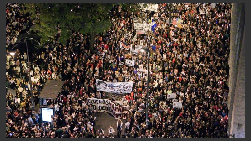 Una multitud marchó desde los Tribunales provinciales hasta Gobernación para pedir seguridad y justicia. (Alan Monzón/Rosario3.com)