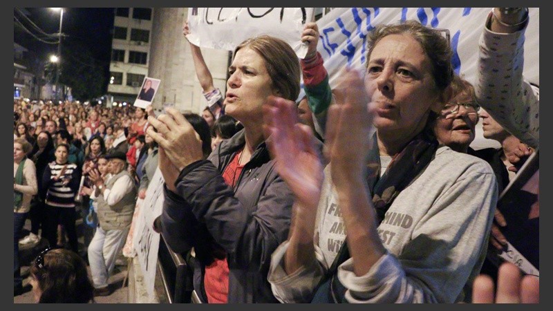 Una multitud marchó desde los Tribunales provinciales hasta Gobernación para pedir seguridad y justicia. (Alan Monzón/Rosario3.com)