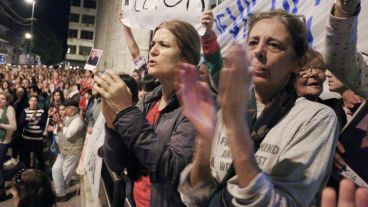 Una multitud marchó desde los Tribunales provinciales hasta Gobernación para pedir seguridad y justicia. (Alan Monzón/Rosario3.com)