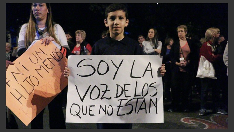 Una multitud marchó desde los Tribunales provinciales hasta Gobernación para pedir seguridad y justicia. (Alan Monzón/Rosario3.com)