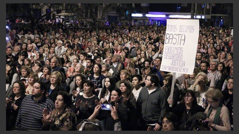 Una multitud marchó desde los Tribunales provinciales hasta Gobernación para pedir seguridad y justicia. (Alan Monzón/Rosario3.com)