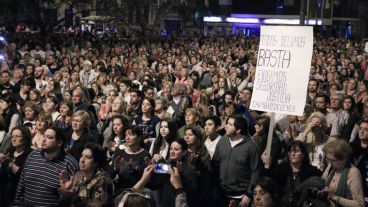 Una multitud marchó desde los Tribunales provinciales hasta Gobernación para pedir seguridad y justicia. (Alan Monzón/Rosario3.com)