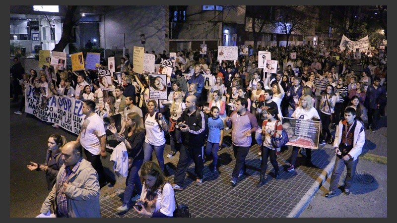 Una multitud marchó desde los Tribunales provinciales hasta Gobernación para pedir seguridad y justicia. (Alan Monzón/Rosario3.com)