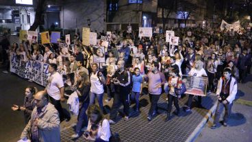 Una multitud marchó desde los Tribunales provinciales hasta Gobernación para pedir seguridad y justicia. (Alan Monzón/Rosario3.com)