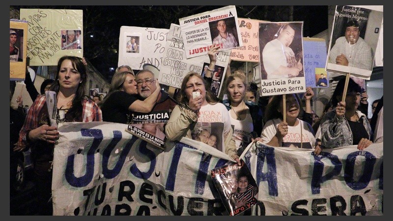 Una multitud marchó desde los Tribunales provinciales hasta Gobernación para pedir seguridad y justicia. (Alan Monzón/Rosario3.com)