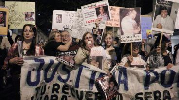 Una multitud marchó desde los Tribunales provinciales hasta Gobernación para pedir seguridad y justicia. (Alan Monzón/Rosario3.com)