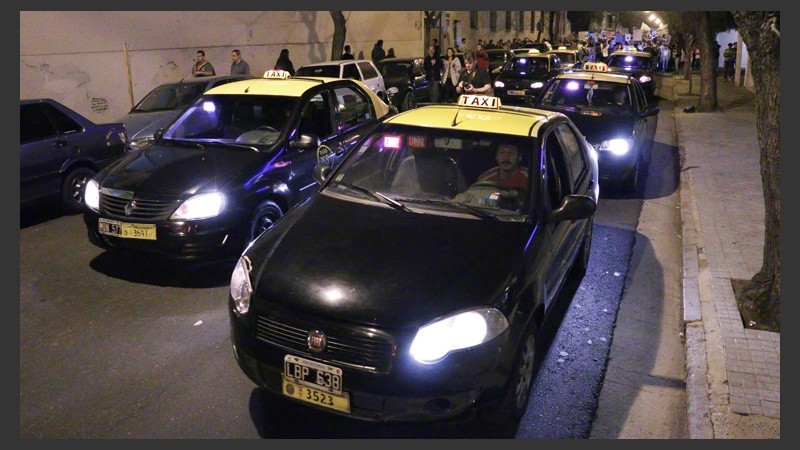 Una multitud marchó desde los Tribunales provinciales hasta Gobernación para pedir seguridad y justicia. (Alan Monzón/Rosario3.com)