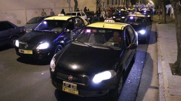 Una multitud marchó desde los Tribunales provinciales hasta Gobernación para pedir seguridad y justicia. (Alan Monzón/Rosario3.com)