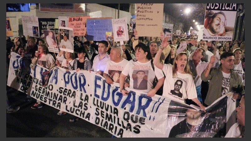 Una multitud marchó desde los Tribunales provinciales hasta Gobernación para pedir seguridad y justicia. (Alan Monzón/Rosario3.com)