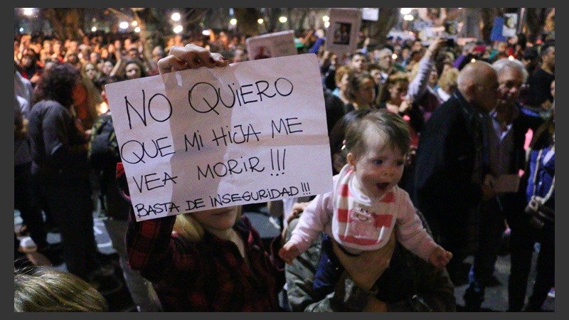 Una multitud marchó desde los Tribunales provinciales hasta Gobernación para pedir seguridad y justicia. (Alan Monzón/Rosario3.com)