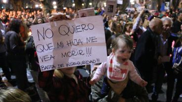 Una multitud marchó desde los Tribunales provinciales hasta Gobernación para pedir seguridad y justicia. (Alan Monzón/Rosario3.com)