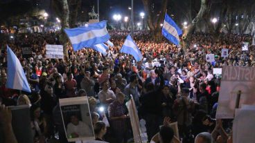 Una multitud marchó desde los Tribunales provinciales hasta Gobernación para pedir seguridad y justicia. (Alan Monzón/Rosario3.com)
