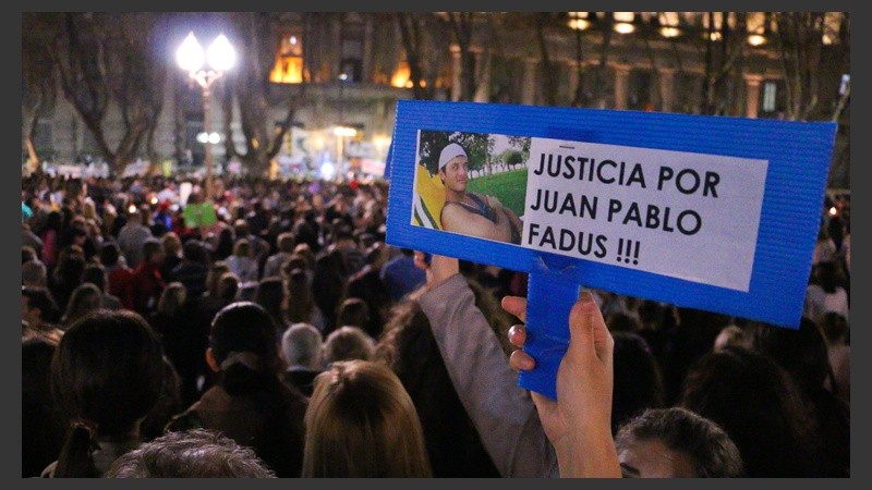 Una multitud marchó desde los Tribunales provinciales hasta Gobernación para pedir seguridad y justicia. (Alan Monzón/Rosario3.com)