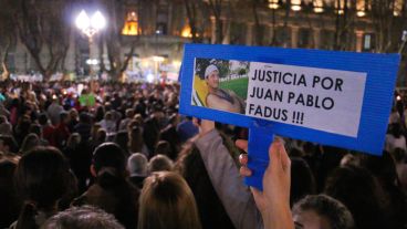 Una multitud marchó desde los Tribunales provinciales hasta Gobernación para pedir seguridad y justicia. (Alan Monzón/Rosario3.com)