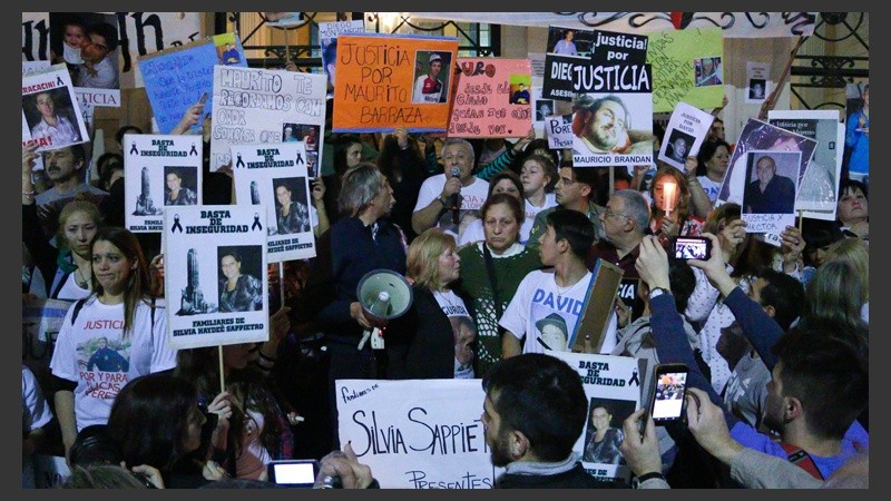 Una multitud marchó desde los Tribunales provinciales hasta Gobernación para pedir seguridad y justicia. (Alan Monzón/Rosario3.com)