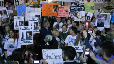 Una multitud marchó desde los Tribunales provinciales hasta Gobernación para pedir seguridad y justicia. (Alan Monzón/Rosario3.com)