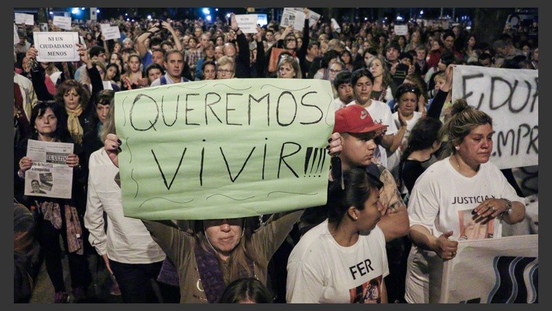 Una multitud marchó desde los Tribunales provinciales hasta Gobernación para pedir seguridad y justicia. (Alan Monzón/Rosario3.com)