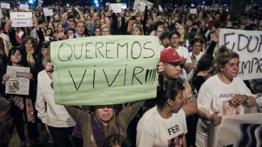 Una multitud marchó desde los Tribunales provinciales hasta Gobernación para pedir seguridad y justicia. (Alan Monzón/Rosario3.com)