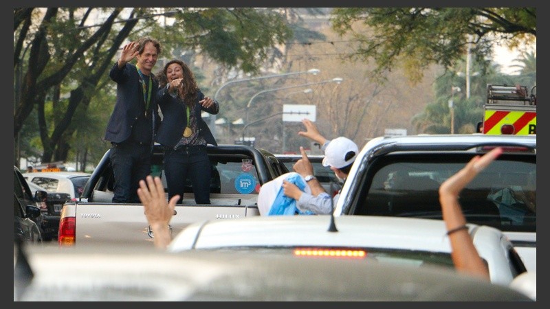 Cecilia Carranza y Santiago Lange tuvieron su caravana dorada en Rosario. 
