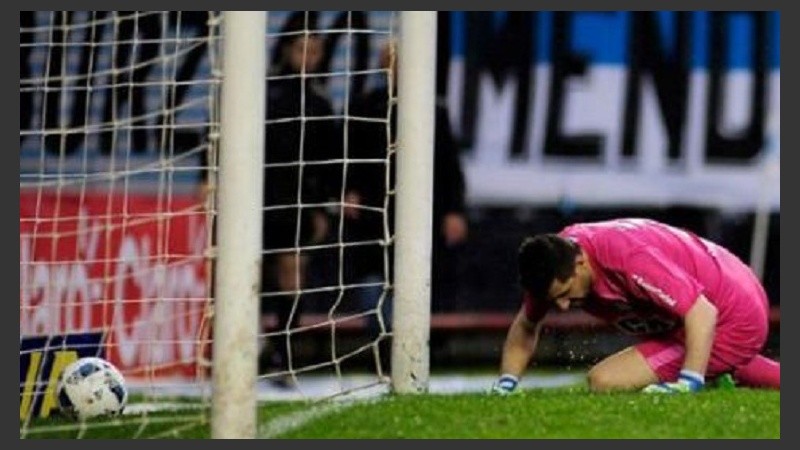 Error, lluvia y mala suerte para el arquero en su primer partido en la Academia.