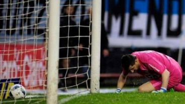 Error, lluvia y mala suerte para el arquero en su primer partido en la Academia.