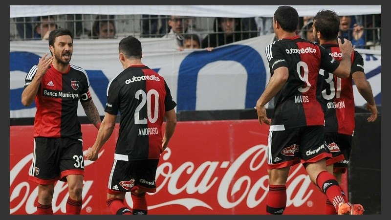 Amoroso, Matos y Quignon abrazan a Nacho.